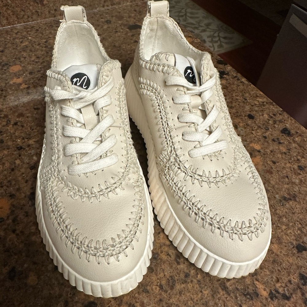 Coconuts by Matisse. Natural color size 7